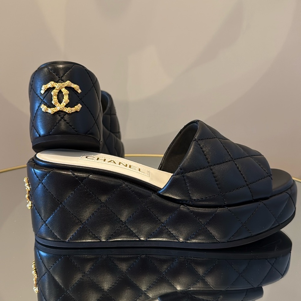 CHANEL 24P Dad Quilted Leather Platform Wedge CC interlocking slides mules 37.5 - Picture 13 of 17